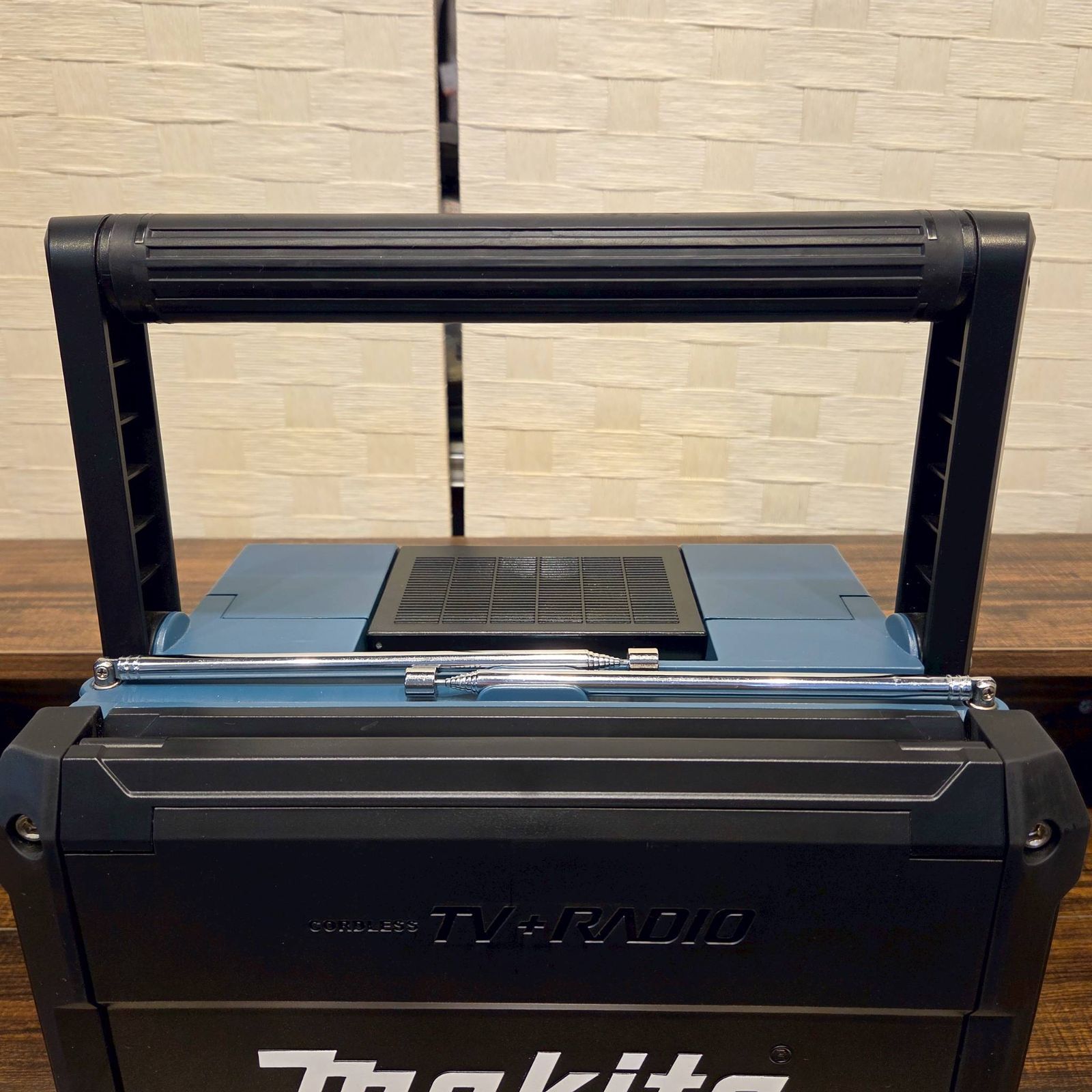 値下げしました※ マキタ 10V液晶 充電式ラジオ付テレビ TV100 