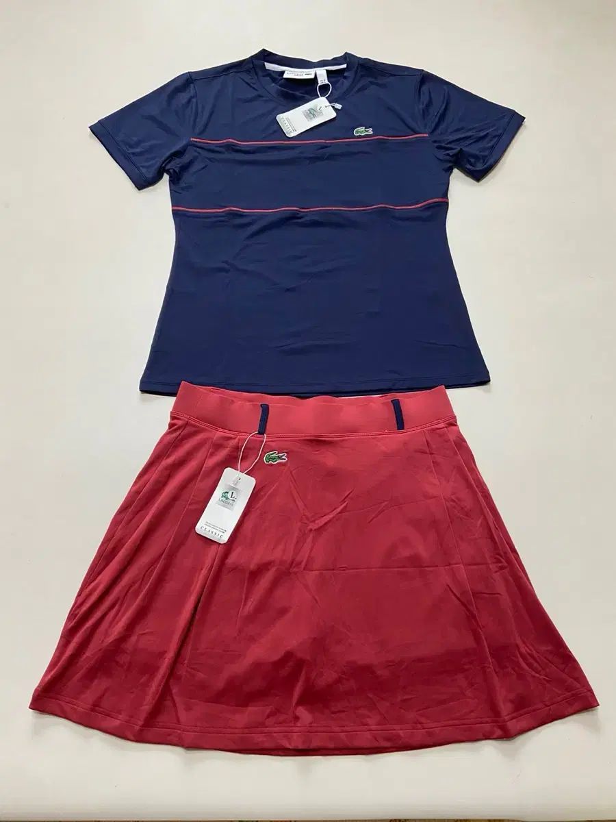 LACOSTE ネイビー 半袖T & レッド プリーツスカート セット