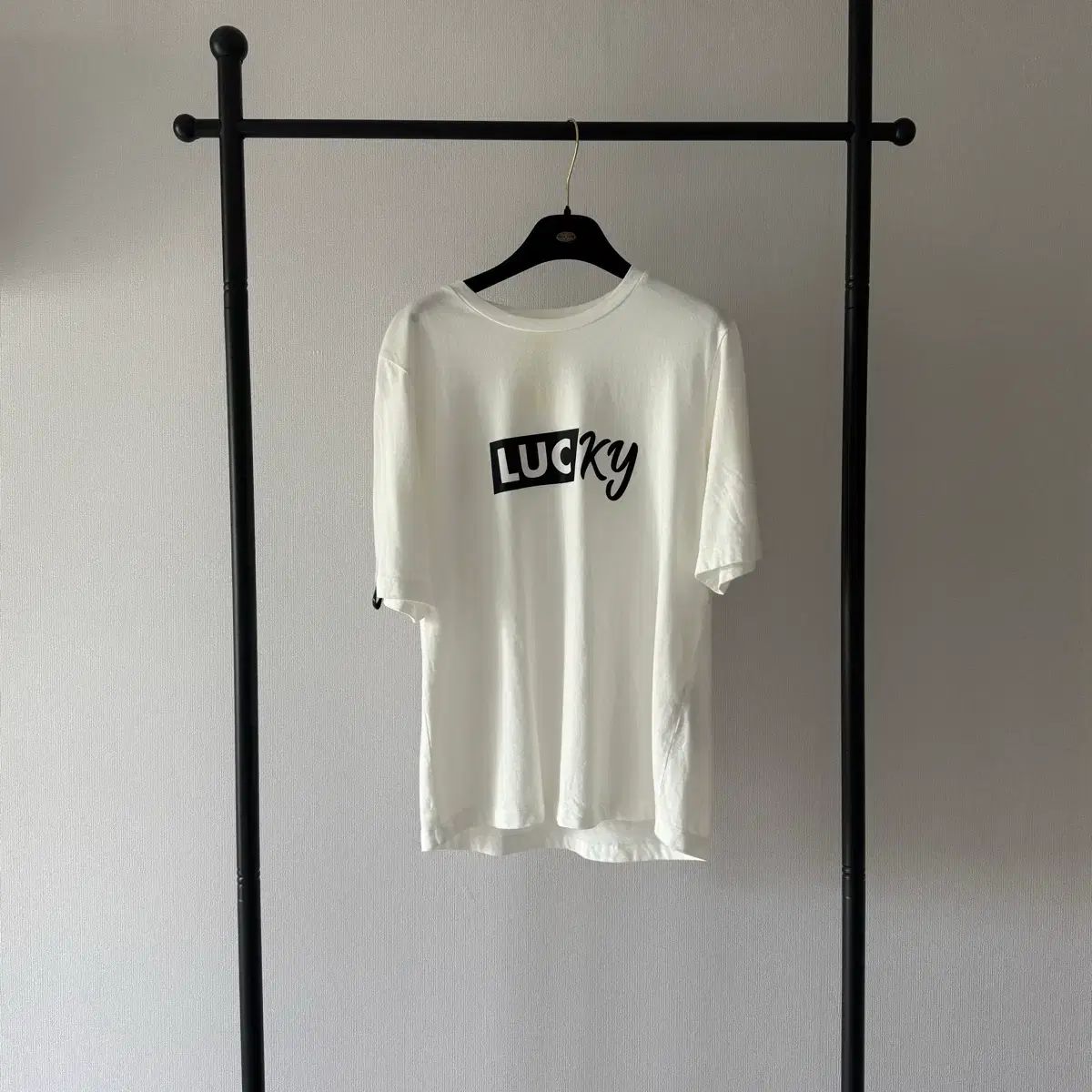 ラッキーシュエトゥ LUCKY CHOUETTE 白 半袖Tシャツ 2023