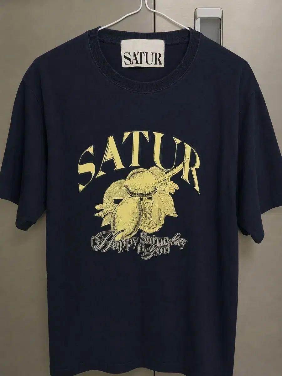 SATUR レモン プリンティング 半袖 Tシャツ ネイビー