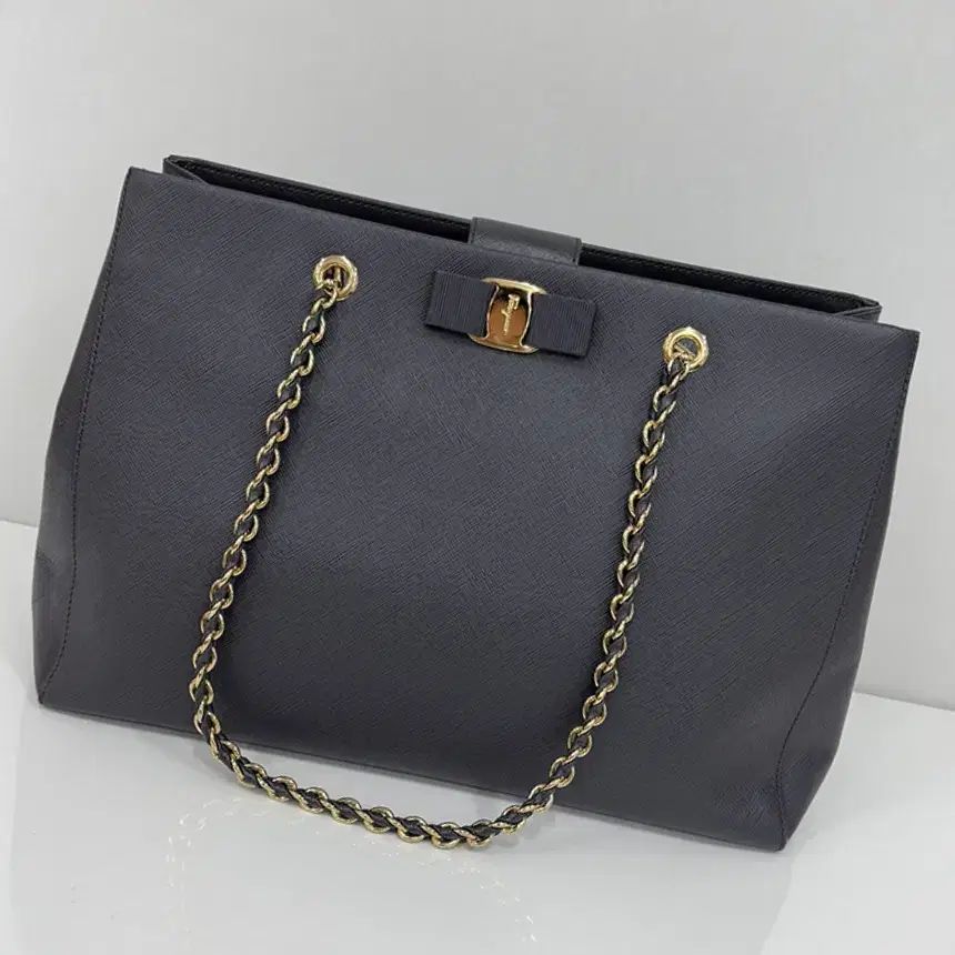 中古 フェラガモ 21 チェーンショルダーバッグ ヴァラリボン スタシ ゴールドチェーンバッグ (安心中古)