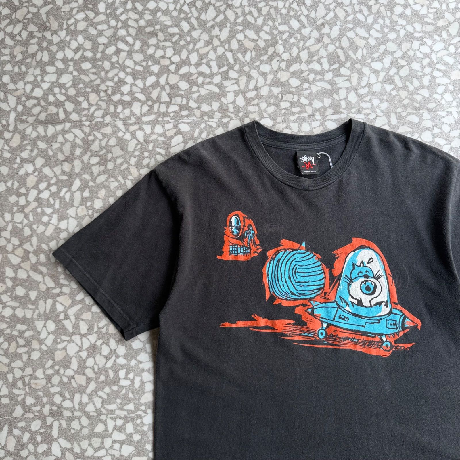 STUSSY / 00’s design T-shirt size M オールドステューシー　ロケットデザイン　可愛いグラフィックTシャツ　アメコミ　ストリート　半袖　ユニセックス　黒　Y２K ショーンフォント　B系