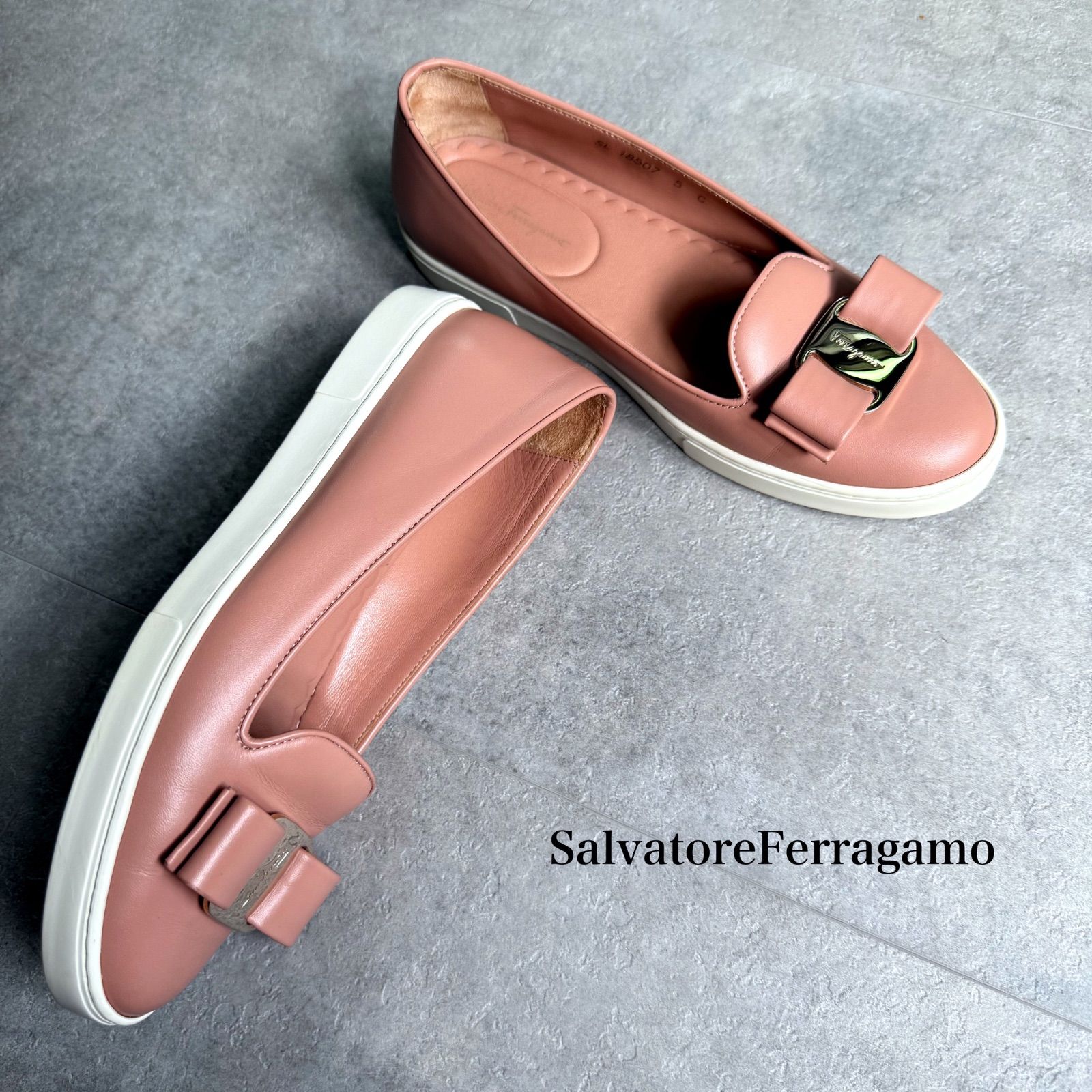 SalvatoreFerragamo サルヴァトーレフェラガモ ヴァラリボン レザー
