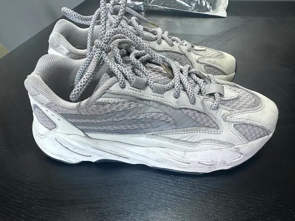 アディダス イージーブースト 700 v2 スタティック 260