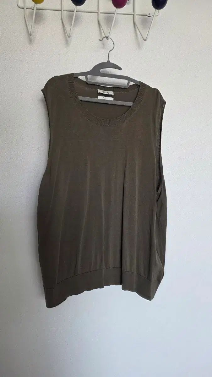 COS リラックスフィット ノースリーブ ニット カーキ XL