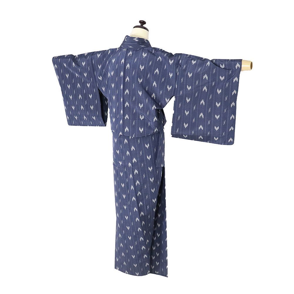 単衣です　紬　琉球絣の飛び柄　グレー•紺系　正絹 単衣 紬 粋ごろも 正絹 紺 グレー 絣 縦縞 7号 Sサイズ ki32065 美品