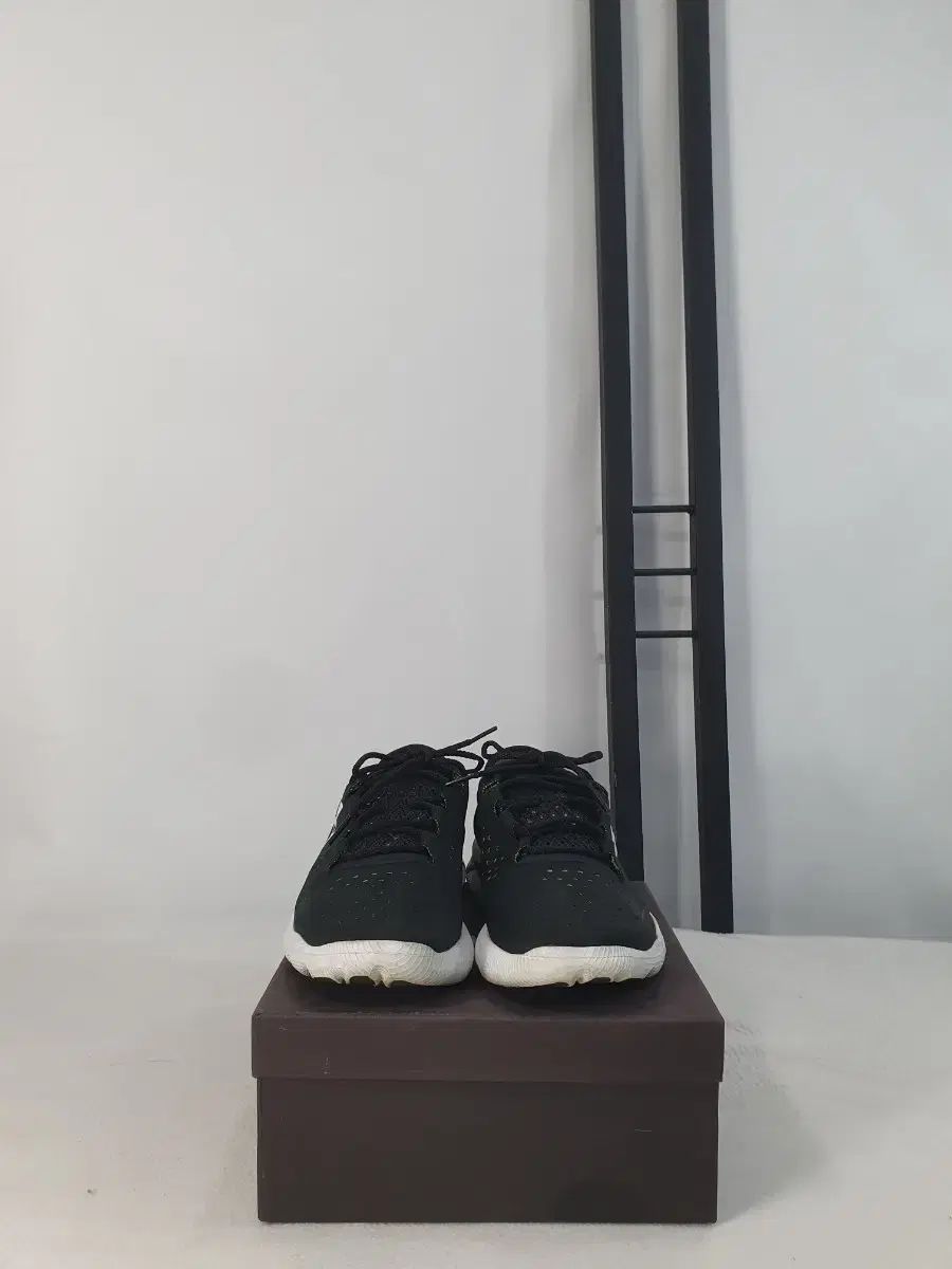 UNDER ARMOUR アンダーアーマー スニーカー ブラック 260
