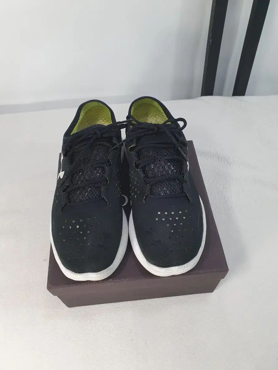 UNDER ARMOUR アンダーアーマー スニーカー ブラック 260