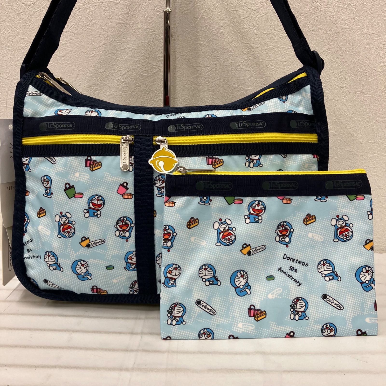 3130 LeSportsac レスポートサック タグ付き ドラえもん 50周年 デラックスエブリデイ ポーチ ショルダーバッグ 水色 ネイビー イエロー DORAEMON 50 POSES レディース 軽量 シンプル カジュアル 日本未発売