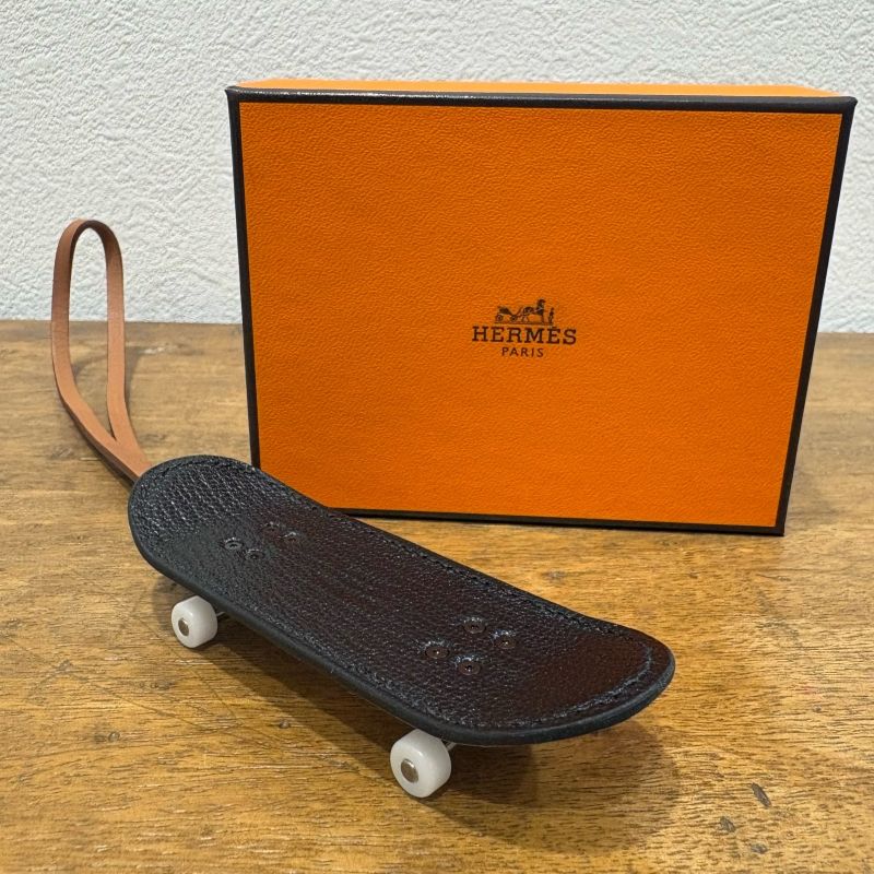 【極美品】HERMES エルメス フィンガースケートボード チャーム U刻印