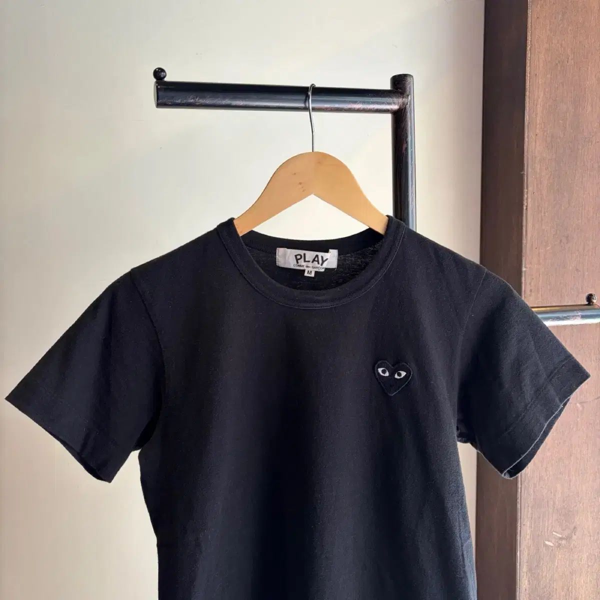 16898 - コム・デ・ギャルソン ブラック ワッペン 半袖 Tシャツ