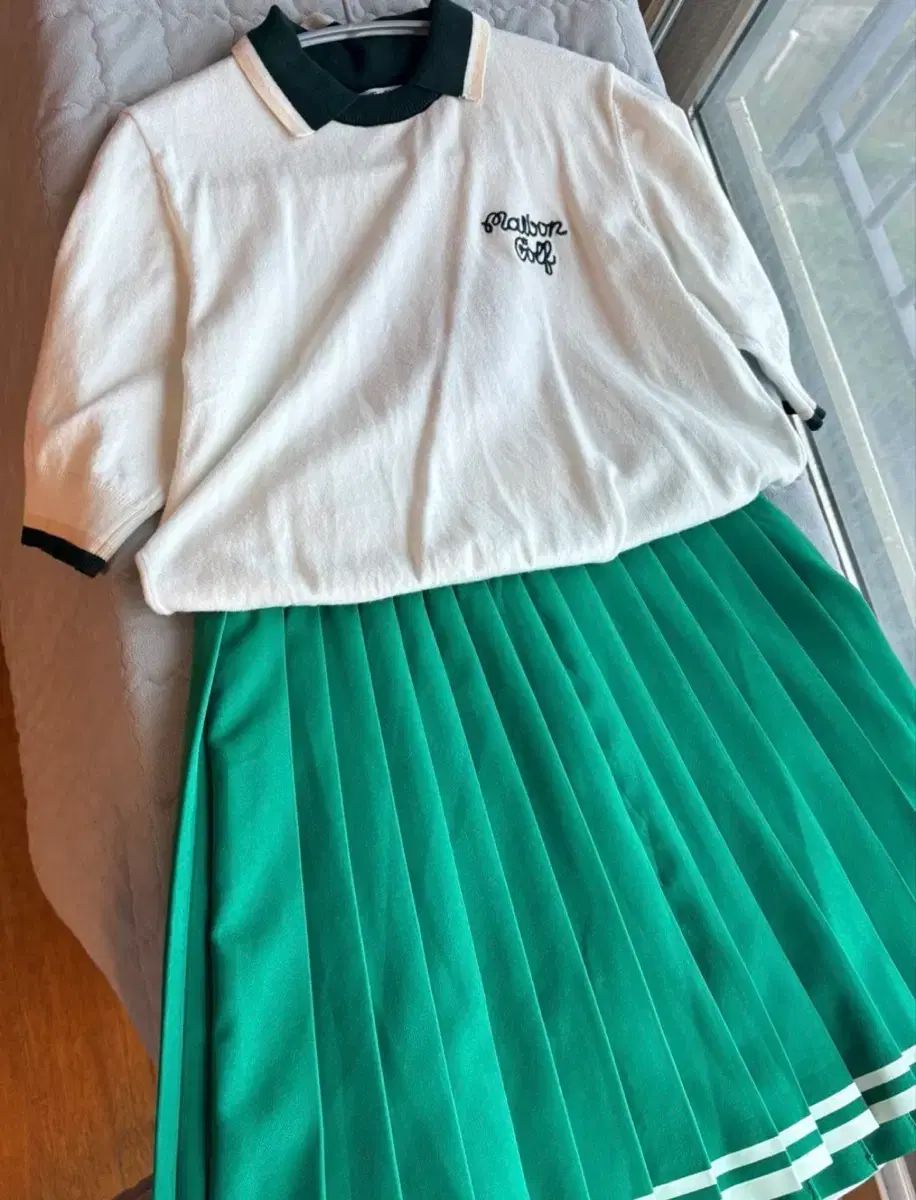マルボンゴルフ 白 半袖Tシャツ + グリーン プリーツ スカート セット
