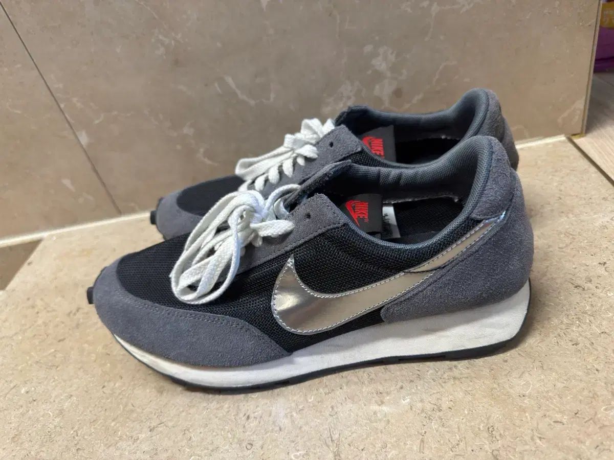 285 NIKE デイブレイク SP ブラック メタリック シルバー