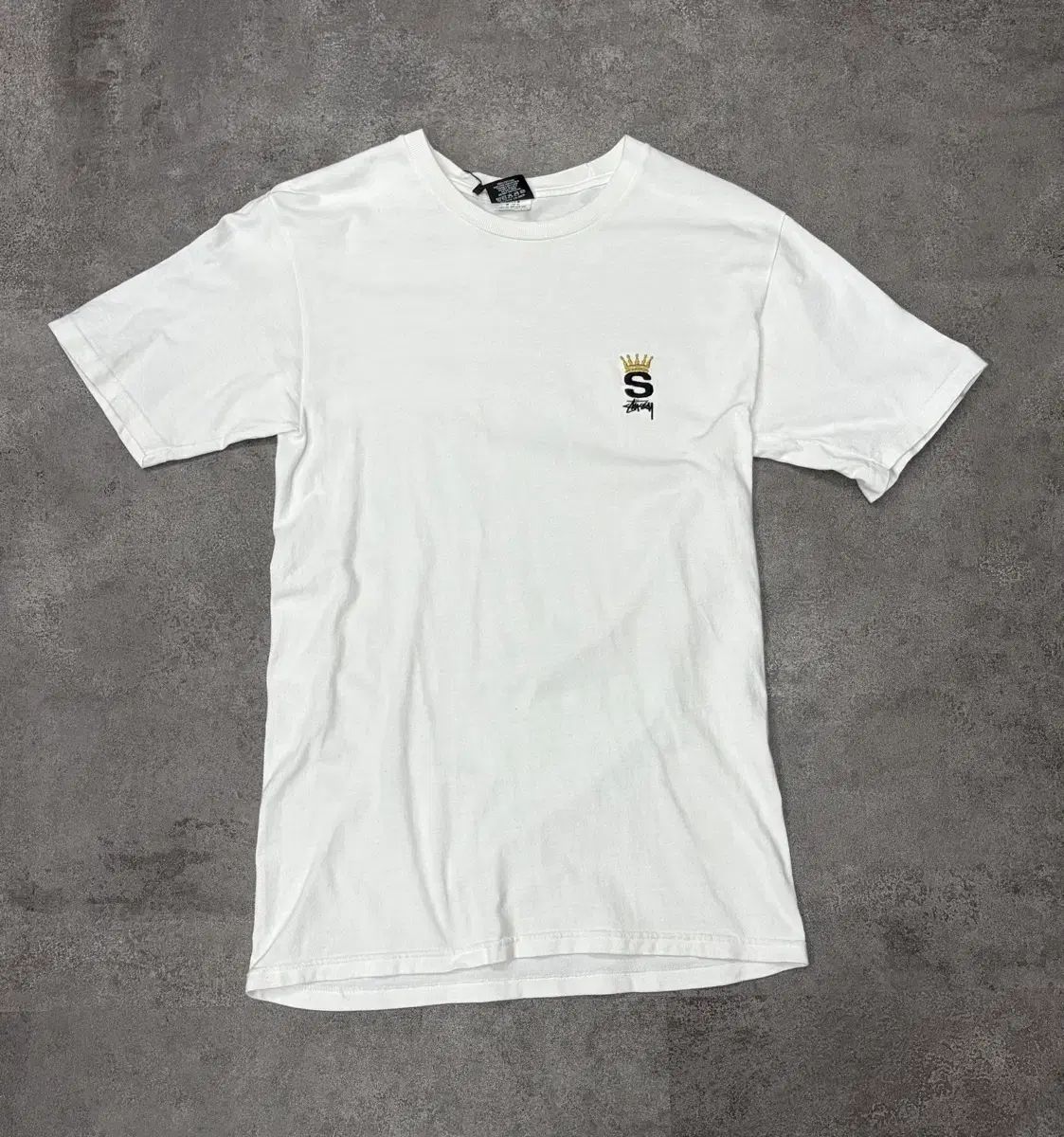 STU SaTurday of Us クラウン S ロゴ 半袖 Tシャツ 白