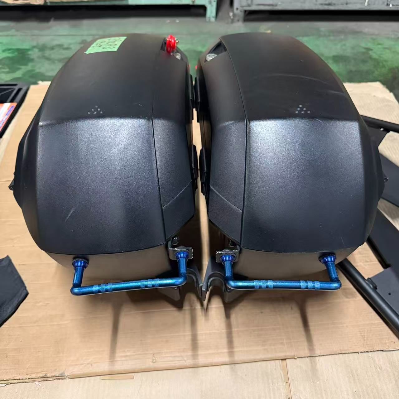 ★中古・３営業日以内発送★SHAD(シャッド)Z900RSパニアケース23L　Z900RS(18-24)/カフェ(20-24) 取付ステーSHAD製