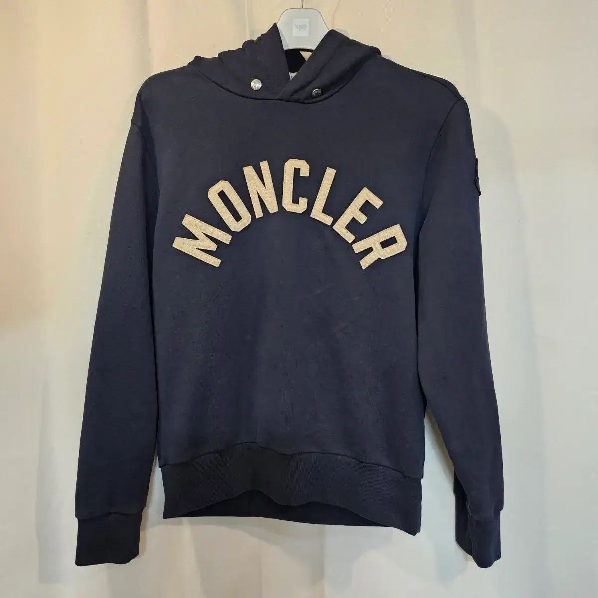 MONCLER（モンクレール）ロゴパッチ ネイビー フーディー Tシャツ MONCLER（モンクレール）特有の