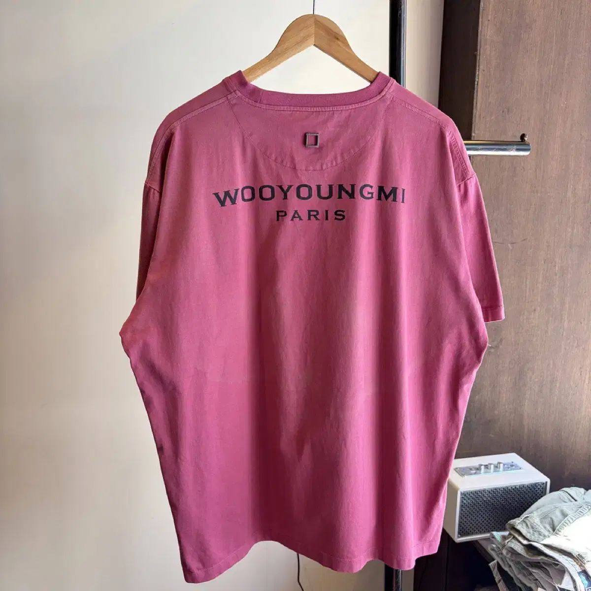 16903 - WOOYOUNGMI ウーヨンミ バックロゴ 半袖 Tシャツ