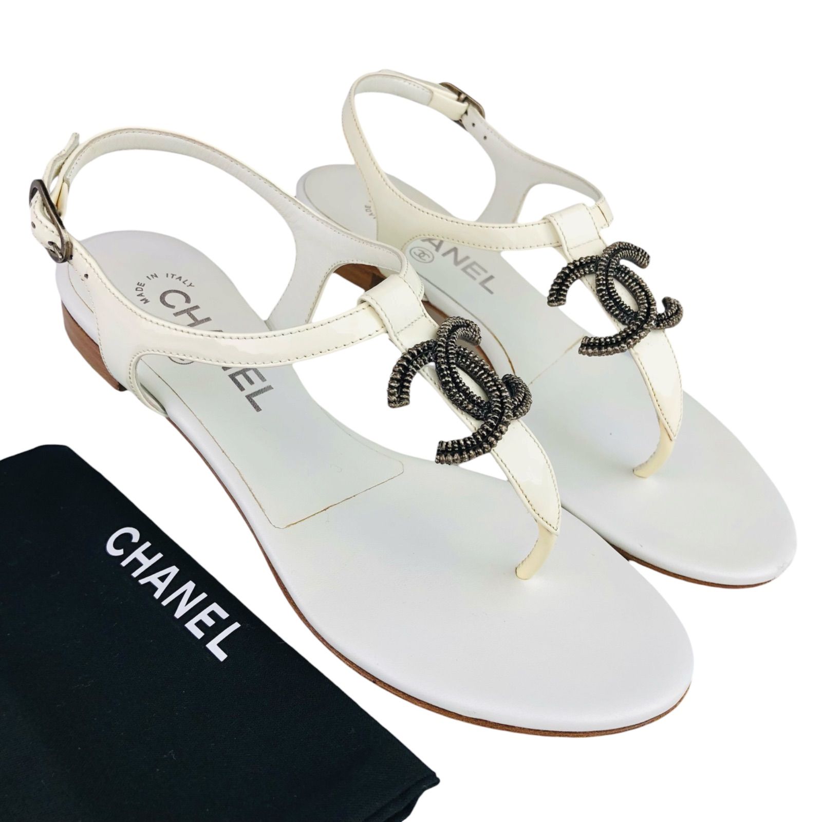 美品★CHANEL★シャネル・レディース レザー切替し メタルココマークビジュー付き トングサンダル (35.5/22.5㎝相当) イタリア製 レディースサンダル ブランドサンダル カジュアル 春夏靴 オシャレ ホワイト