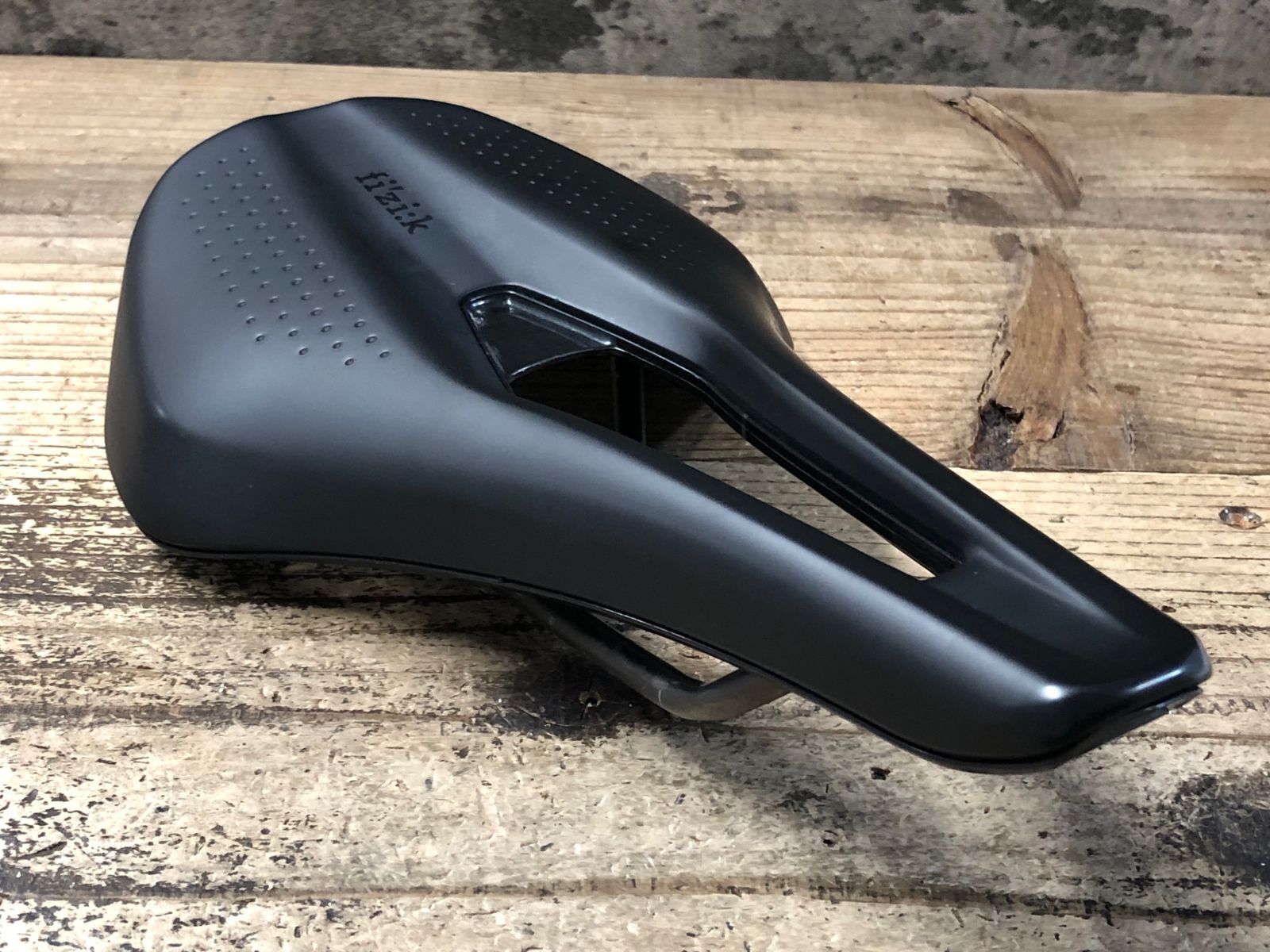 KB146 フィジーク fizik テンポアルゴ TEMPO ARGO R3 サドル kium