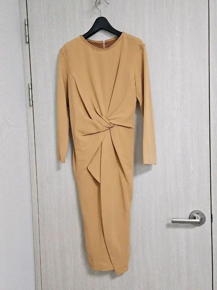 (新品) ランバンコレクション ベージュ シャーリング ドレーピング ロング ワンピース 55