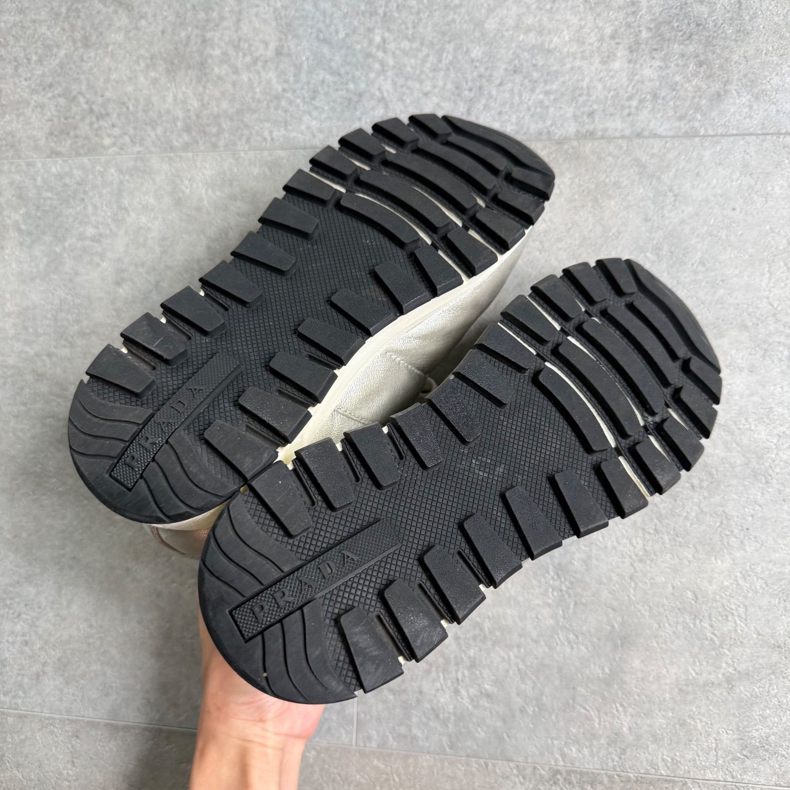 PRADA プラダ ロゴレザー スニーカー シルバー 37 レディースシューズ 