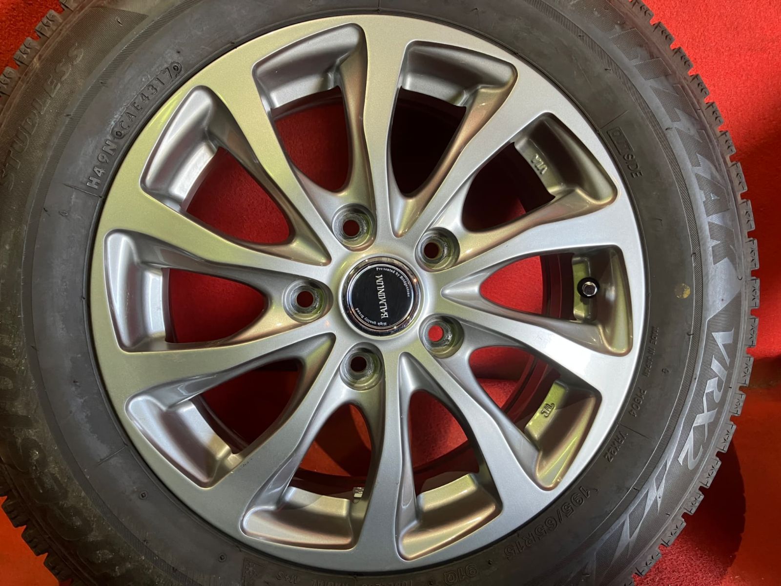 中古スタッドレスタイヤホイールセット【195/65R15 BRIDGESTONE VRX2