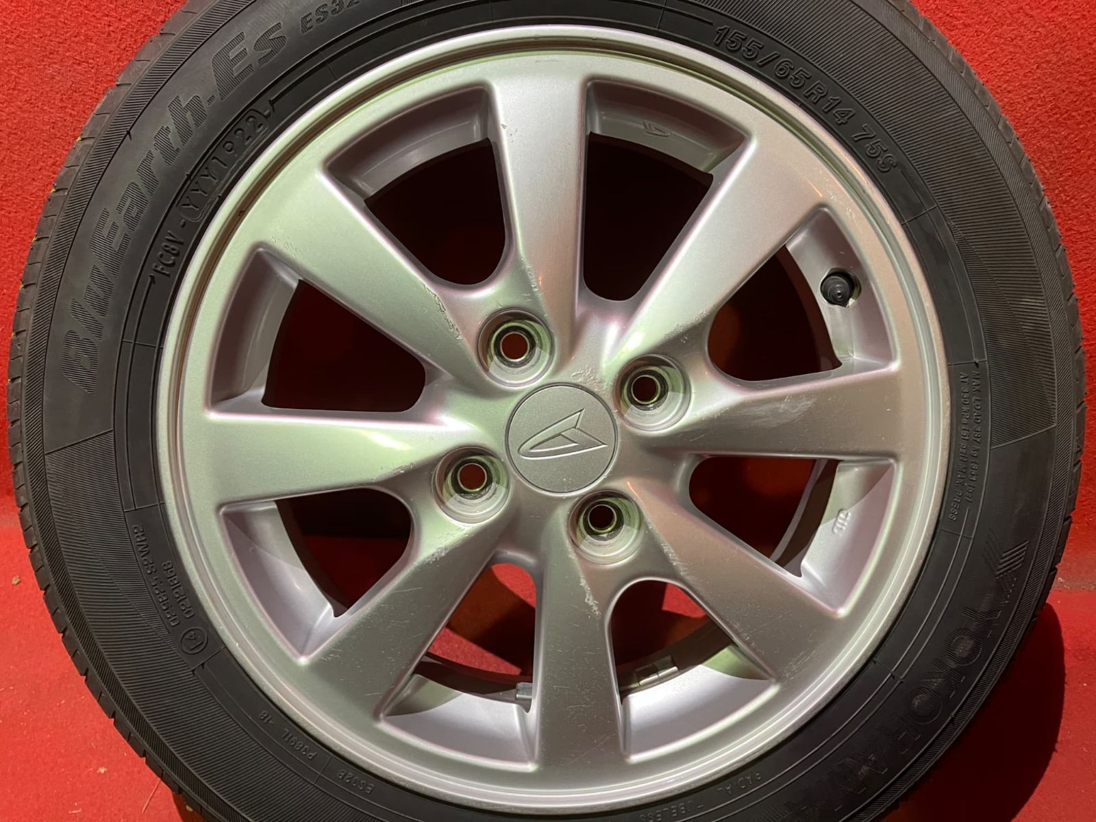 車 ダイハツ純正14x4.5ホイールと2025年モデルの155/65R14タイヤ2個