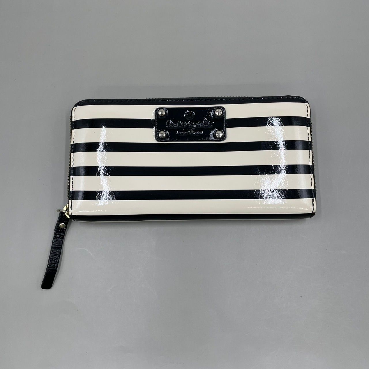 美品　kate spade new york　ケイトスペード　長財布　ラウンドファスナー　ボーダー　エナメル　レザー　白　黒