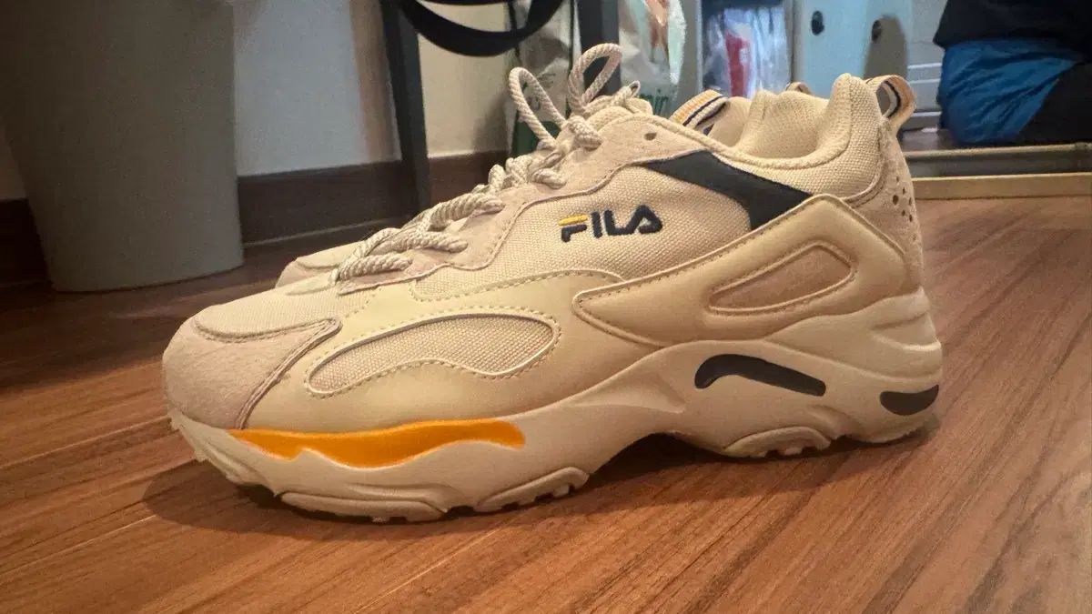 新品) FILA スニーカー アイボリー/ベージュ 245