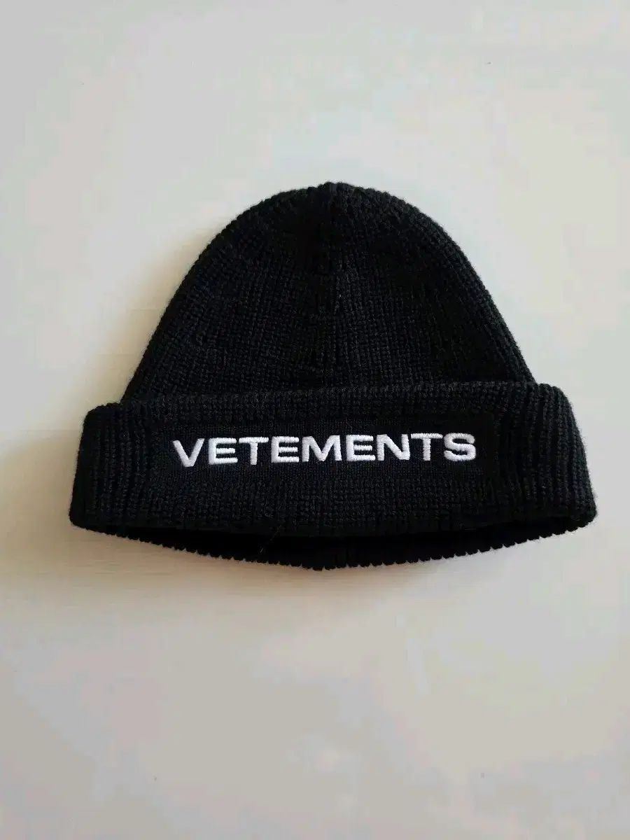 VETEMENTS ヴェトモン ロゴ ビーニー ブラック 白