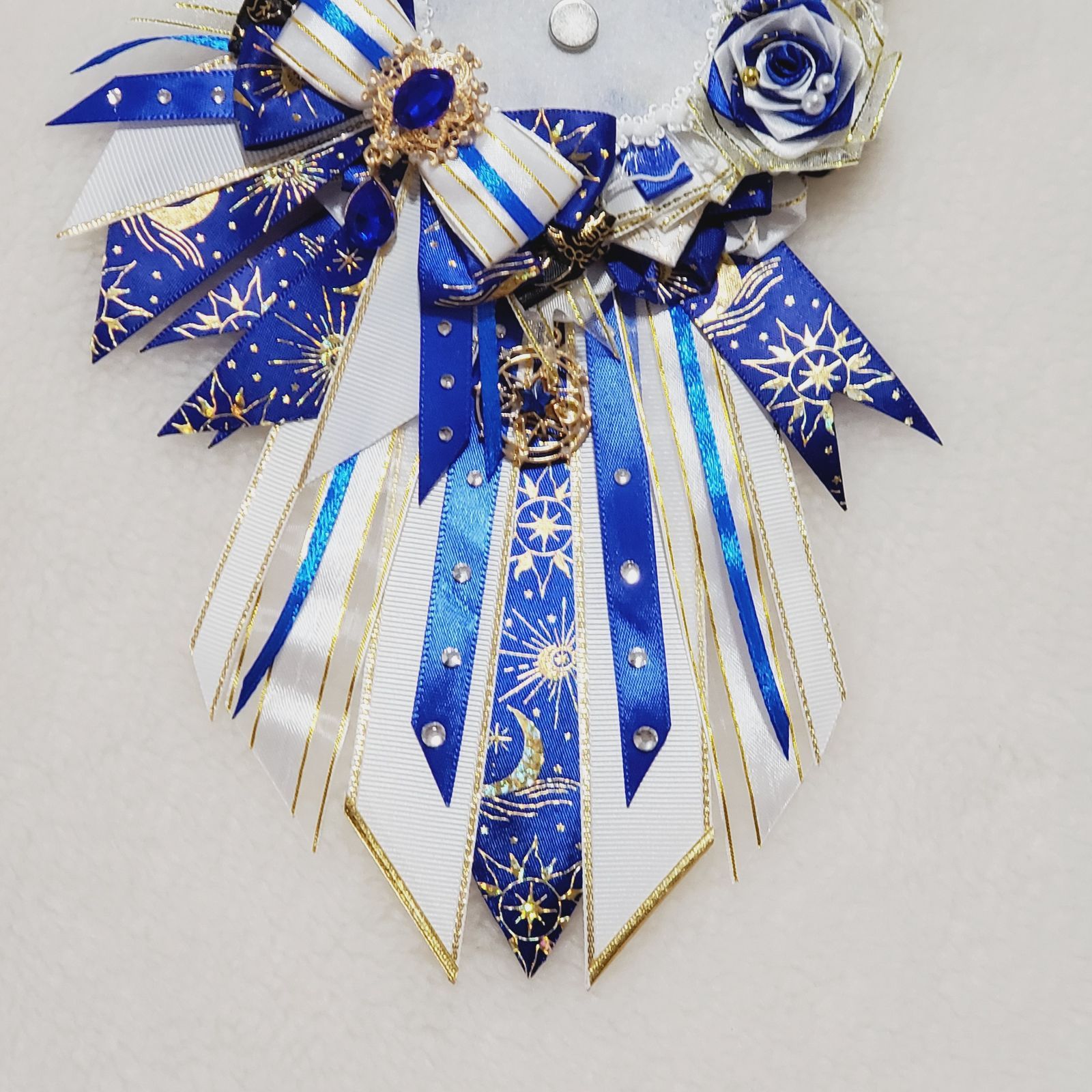 オーダー】 痛ロゼット 白 × 青 痛バ 王冠 薔薇 リボン カラー変更無料 