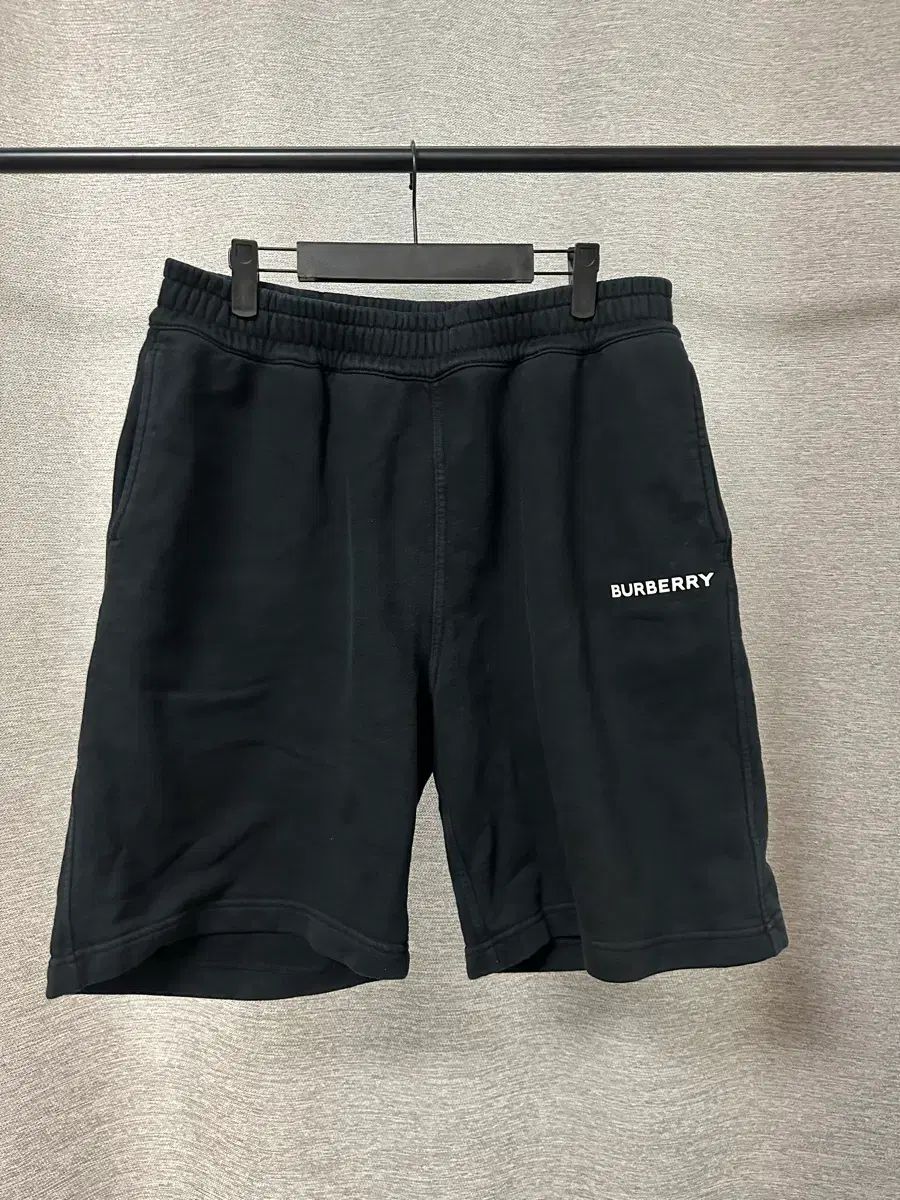 バーバリー レタリングロゴ トレーナー ショートパンツ ブラック (M)