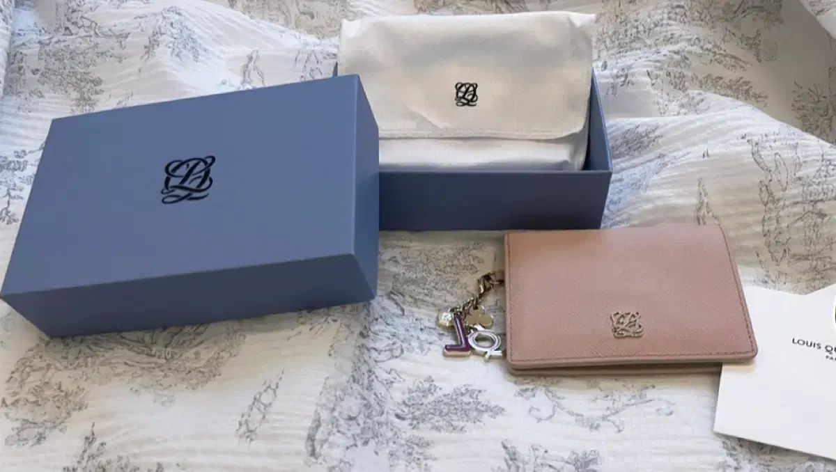 ルイキャトルズ 二つ折り財布 (ほぼ新品)