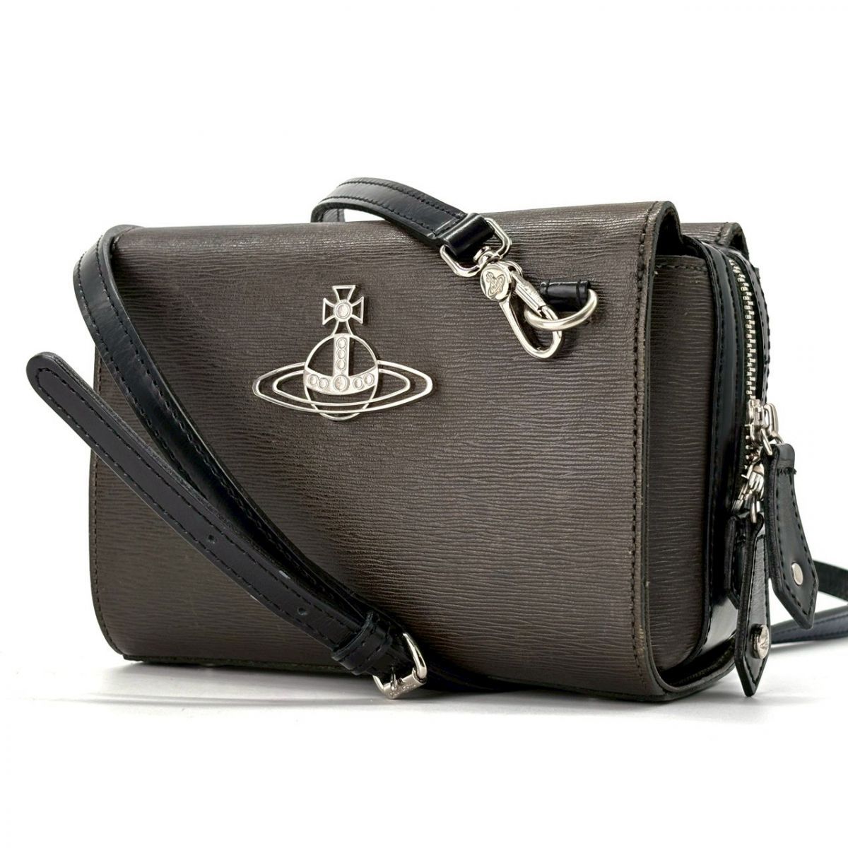 【静かに尖る】　Vivienne Westwood　ショルダーバッグ オーブ 型押しレザー ラウンドファスナー カメラバッグ　オリーブブラウン