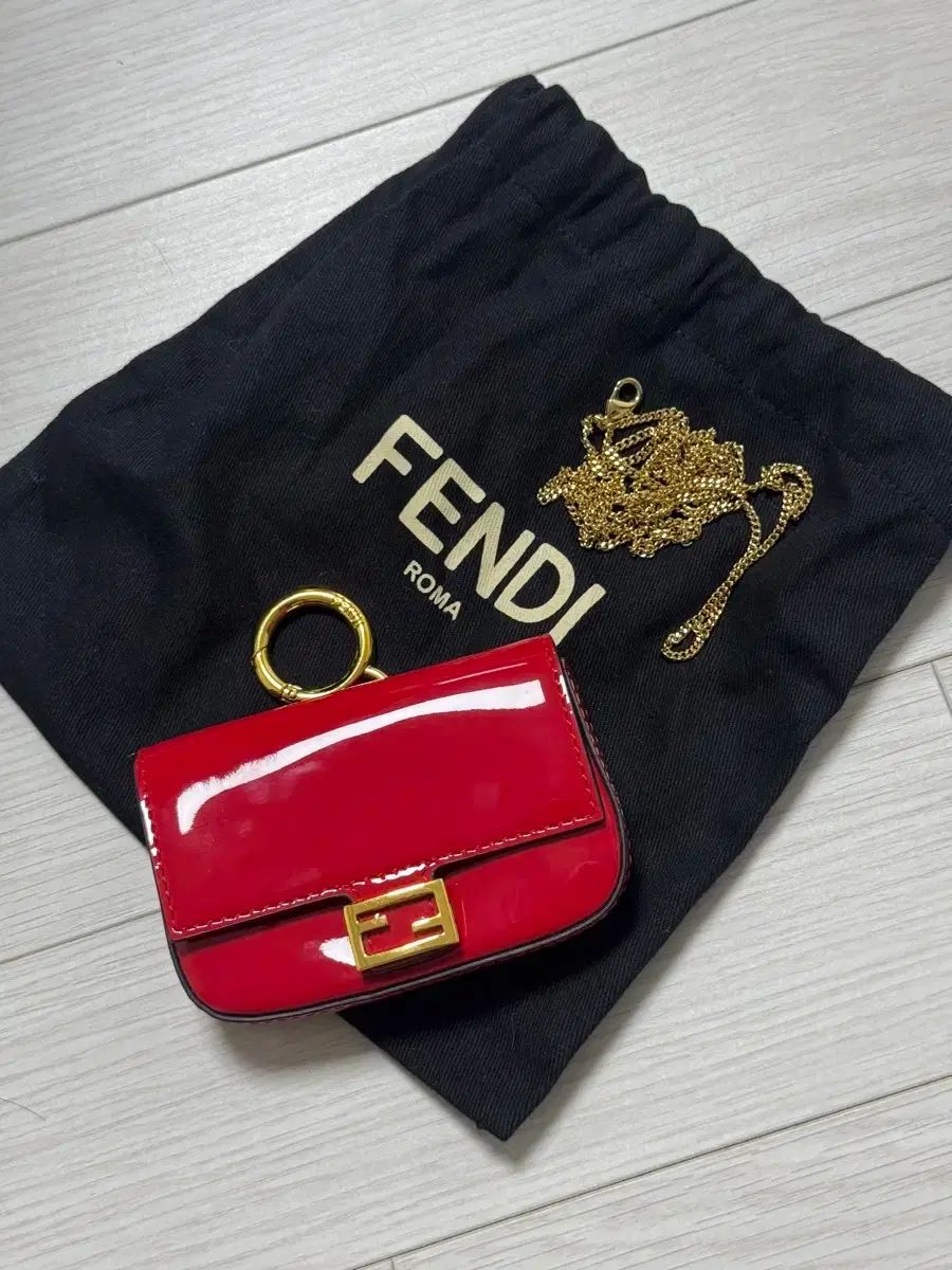(번게케어正規品) FENDI フェンディ ナノ バゲットバッグ クロスバック バッグ