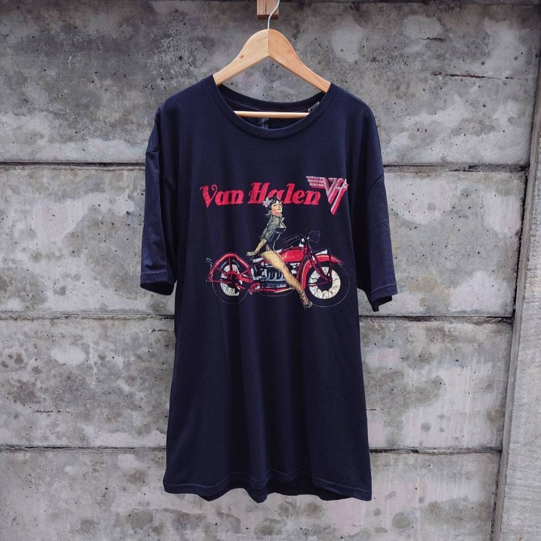 ヴァンヘイレン＿VAN HELAN 新品オフィシャルTシャツ　 PIN-UP MOTORCYCLE