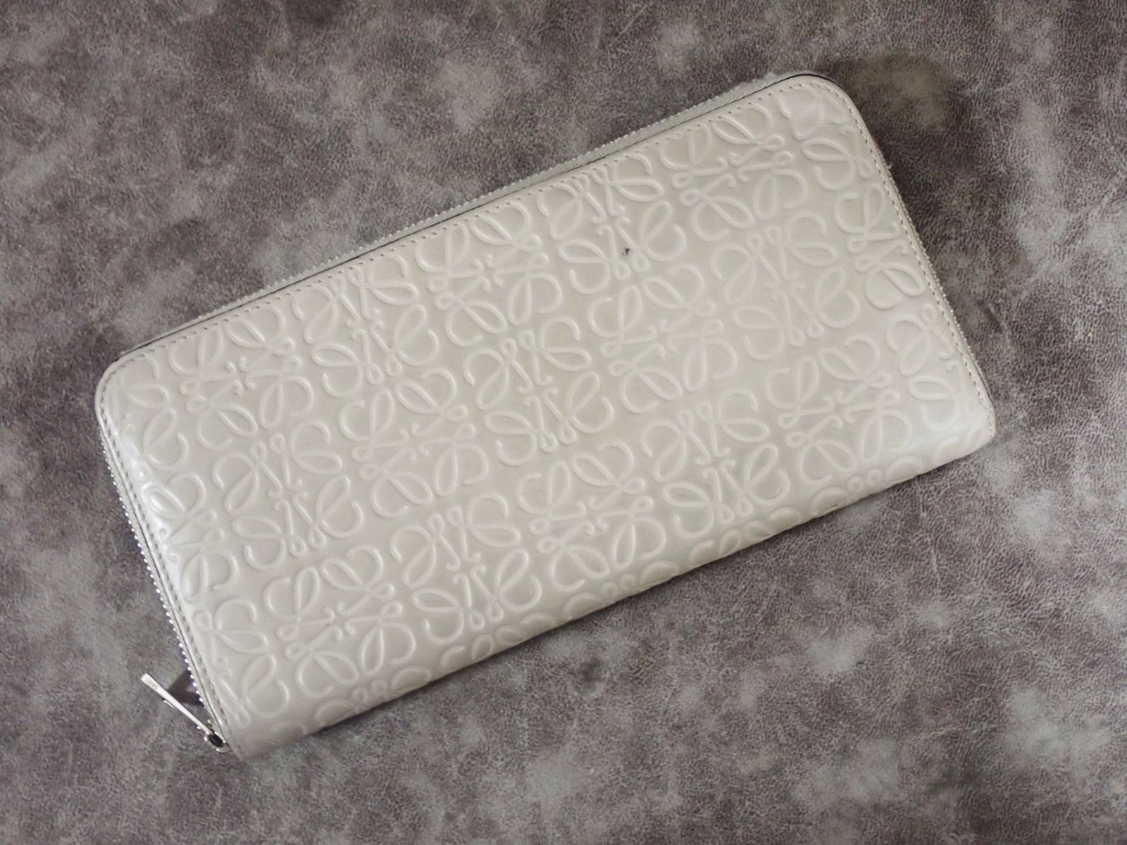 ロエベ リピート アナグラム ジップアラウンドウォレット 長財布 