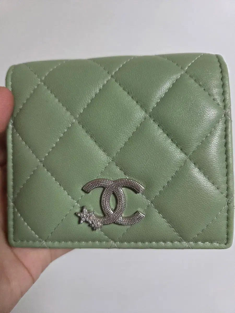 100% 正規品 CHANEL シャネル ラムスキン キルティング シルバー 二つ折り財布