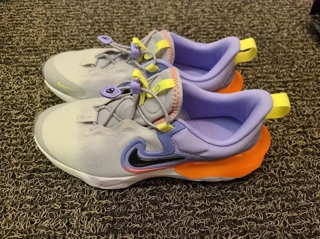 NIKE ナイキ スポーツ スニーカー RUN フルイドフロー Jogging ランニングシューズ スニーカー 235