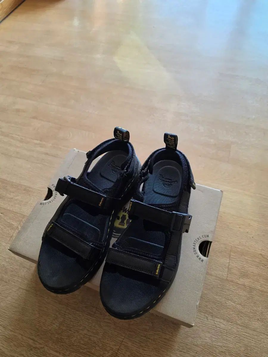 DR. MARTENS ドクターマーチン ポスター ブラック 270
