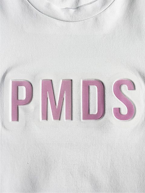 【定価29,700円(税込)】PREMIUM MOOD DENIM SUPERIOR -PMDS- ピーエムディーエス 太陽の下でエンボスロゴがカラーチェンジ！ブランドロゴ クルーネックTシャツ ティシャツ 半袖 GLOW 紫外線 フォトクロミック ホワイト