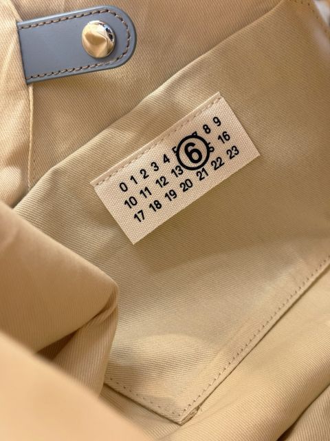 【定価72,600円(税込)】MM6 Maison Margiela エムエムシックス メゾンマルジェラ 自由な感性で楽しむニュースタンダード 褪せたブルーに宿るヴィンテージの品格！大人のためのジャパニーズバッグ スモール トライアングルバック 鞄S54WD0