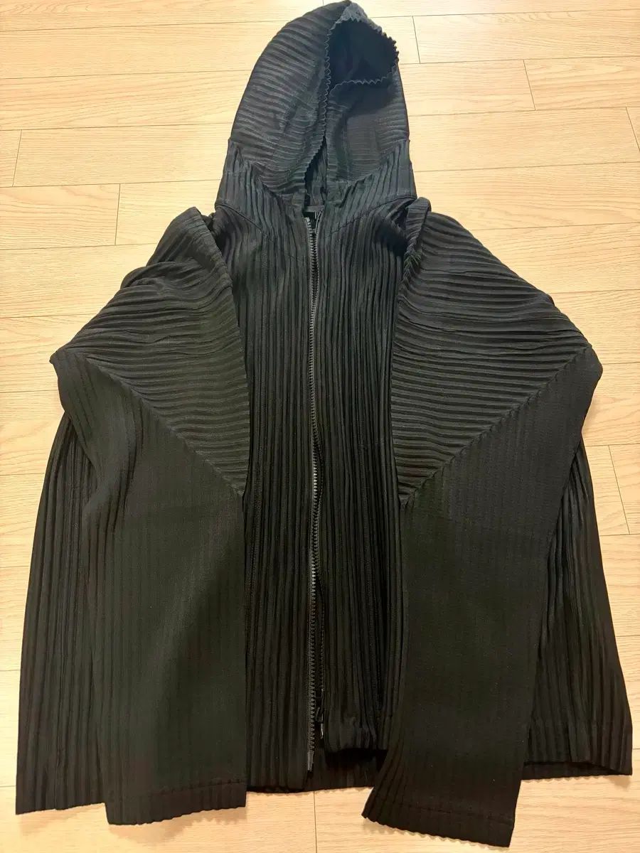 HOMME PLISSÉ フードジップアップ ブラック サイズ 3 (新世界百貨店 直接購入)