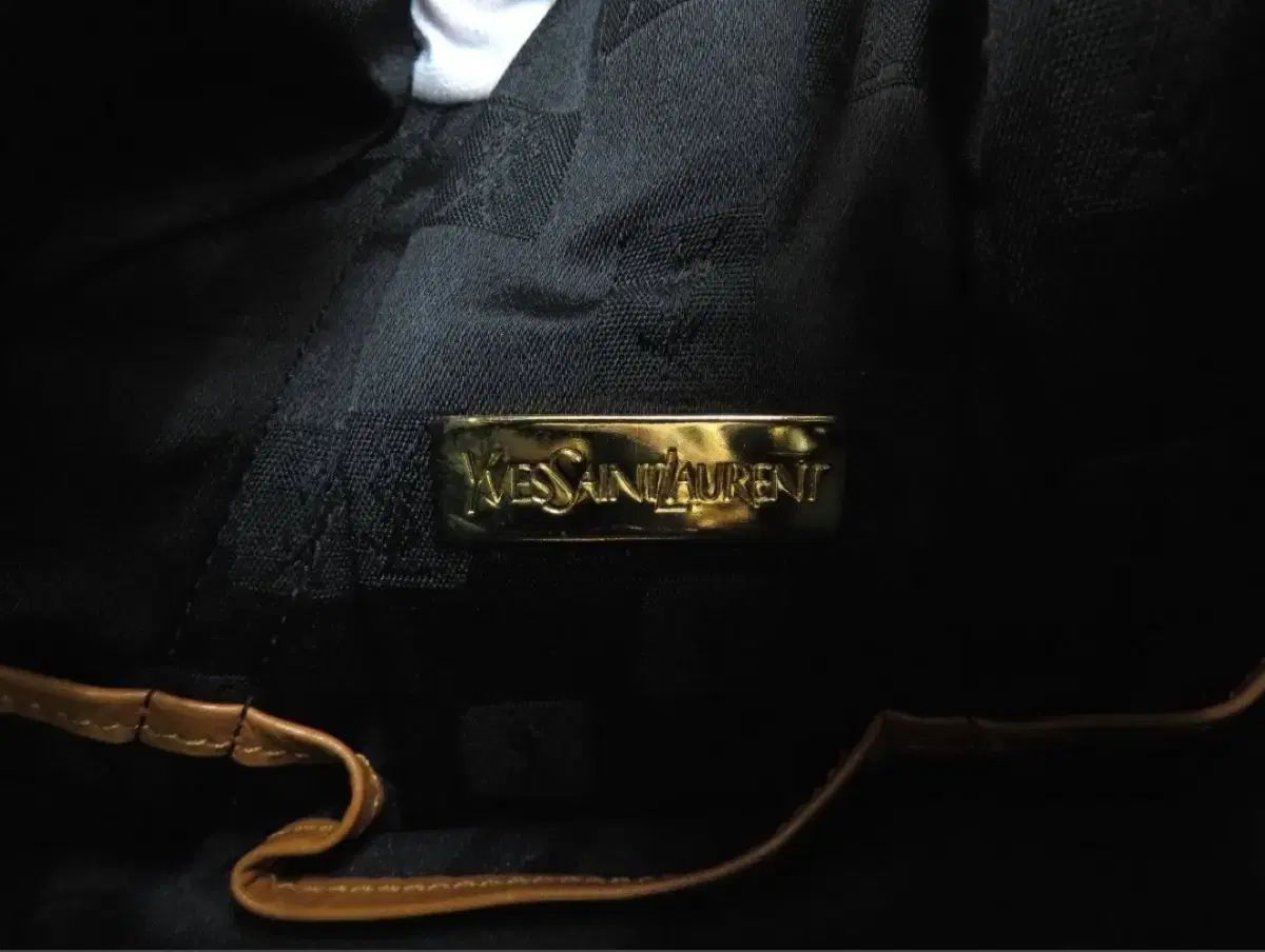 Saint Laurent サンローラン ブラック スポーツブラ ブラウン バケットバッグ Saint Laurent サンローラン ブラック スポーツブラ ブラウン バケットバッグ