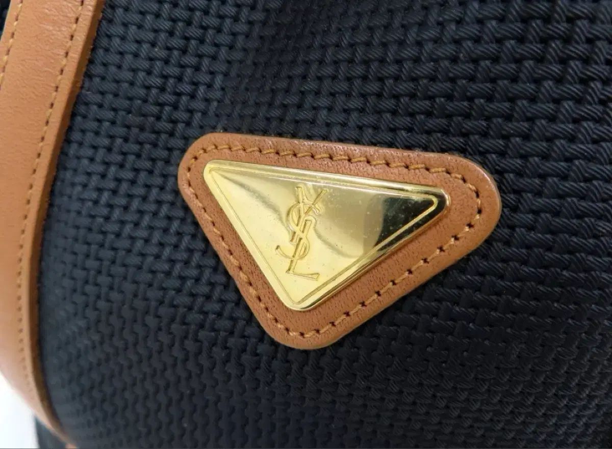 Saint Laurent サンローラン ブラック スポーツブラ ブラウン バケットバッグ Saint Laurent サンローラン ブラック スポーツブラ ブラウン バケットバッグ