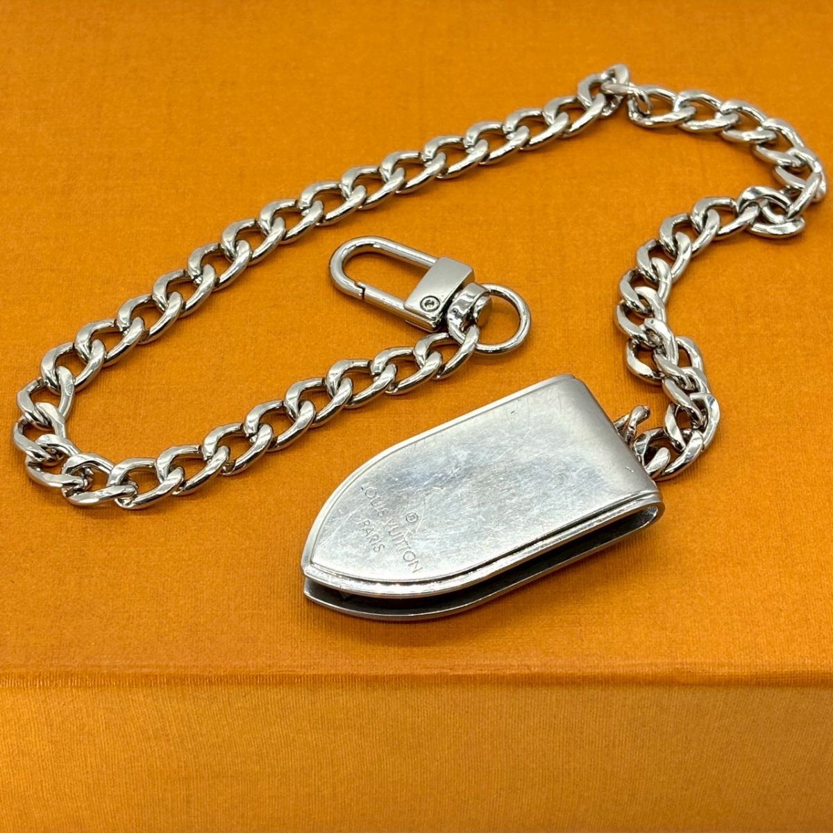 【静かに遊びを忍ばせる】 LOUIS VUITTON マネークリップ パンスビエシェンヌオジーヴ ウォレットチェーン シルバー 【静かに遊びを忍ばせる】 LOUIS VUITTON マネークリップ パンスビエシェンヌオジーヴ ウォレットチェーン シルバー