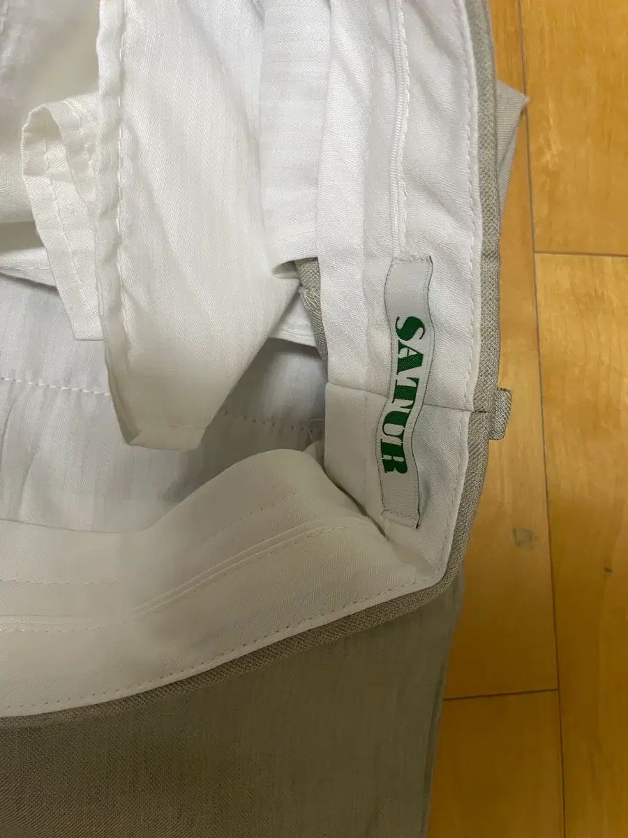 satur スラックス