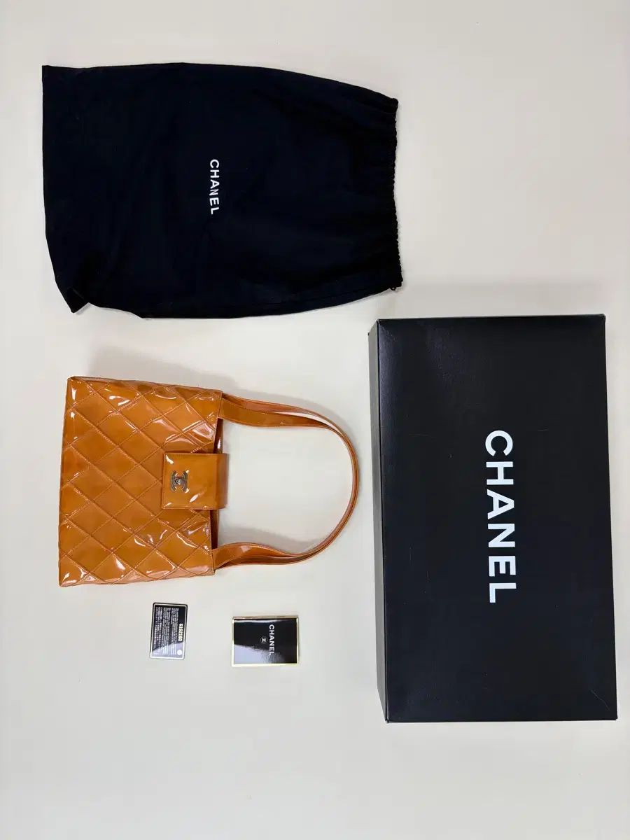 CHANEL キルティング ショルダーバッグ ブラウン エナメル バッグ CHANEL キルティング ショルダーバッグ ブラウン エナメル バッグ