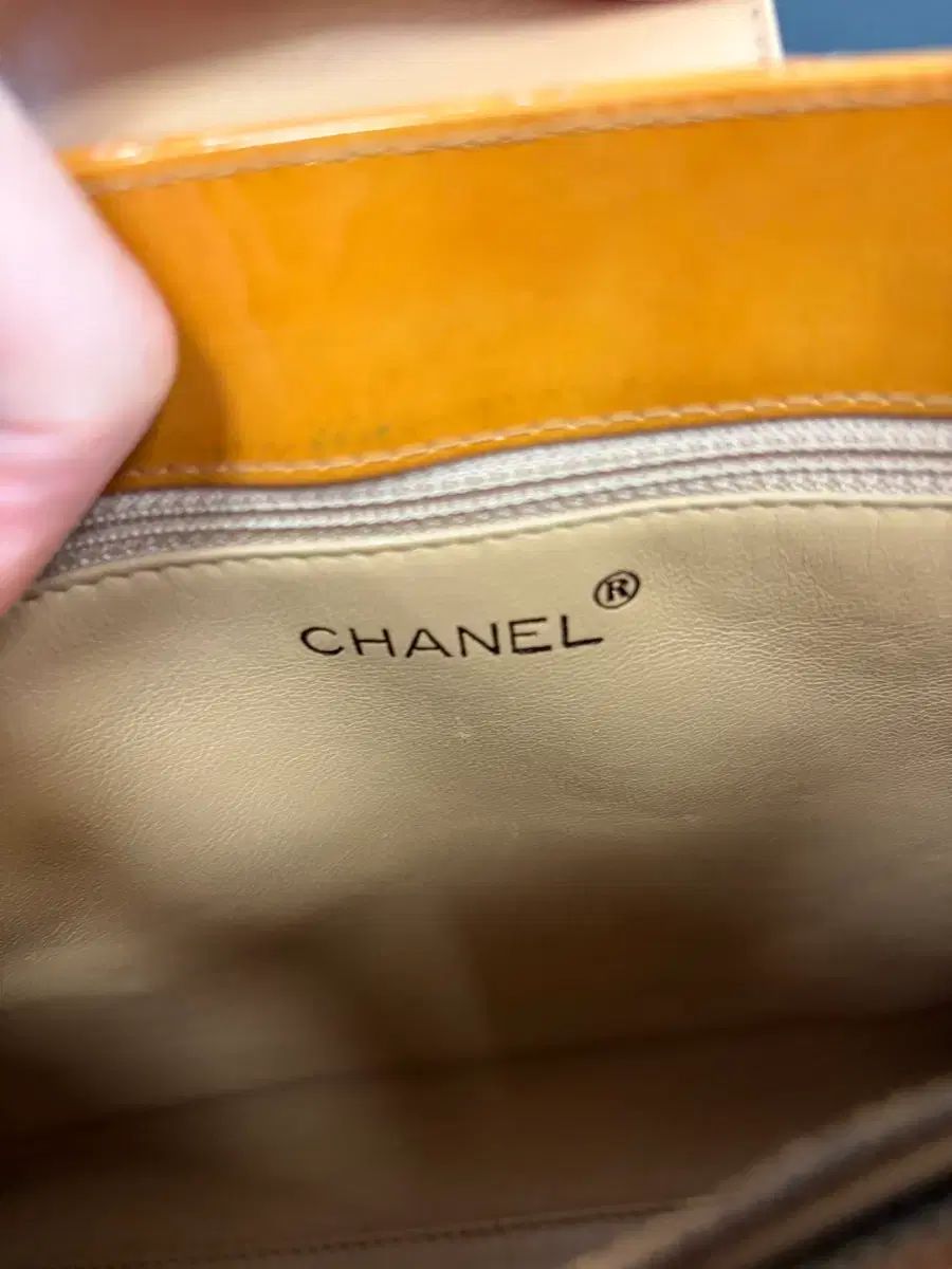 CHANEL キルティング ショルダーバッグ ブラウン エナメル バッグ CHANEL キルティング ショルダーバッグ ブラウン エナメル バッグ