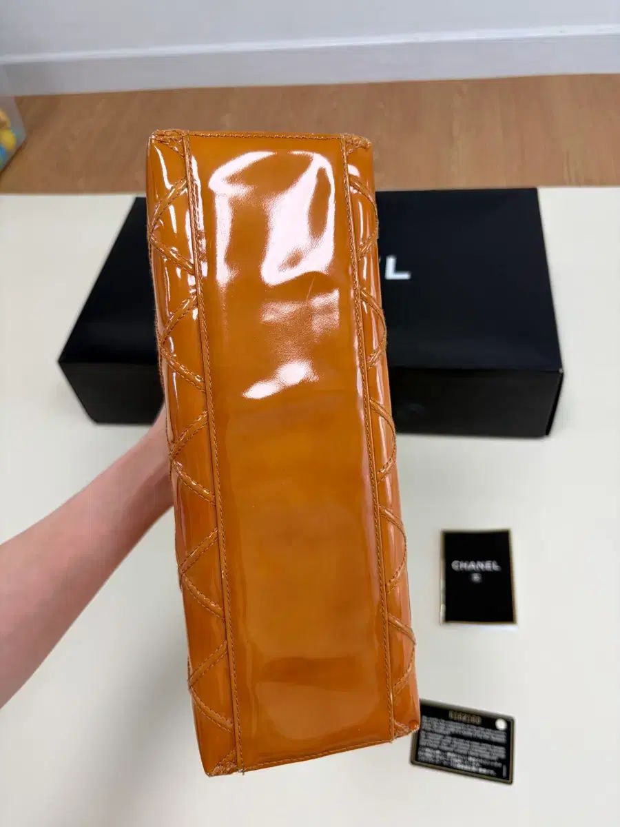 CHANEL キルティング ショルダーバッグ ブラウン エナメル バッグ CHANEL キルティング ショルダーバッグ ブラウン エナメル バッグ